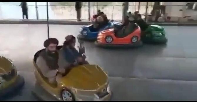Talibanii sărbătoresc victoria jucându-se în mașinuțe și sărind pe trambuline / Foto: Captură video Twitter