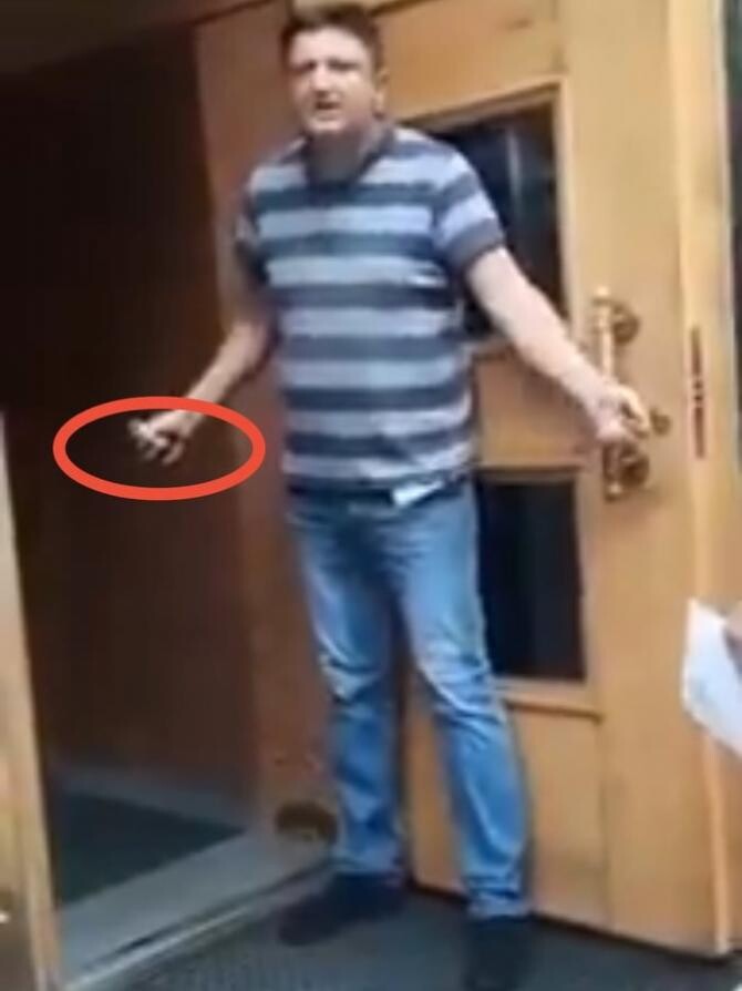 Un bărbat amenință cu detonarea unei grenade în sediul guvernului din Ucraina / Foto: Captură video Facebook