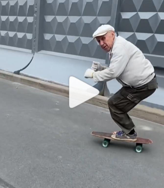 Un pensionar care merge cu skateboardul a devenit senzaţie pe internet / Captură Video: Max Timukhin Instagram