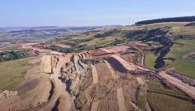 Alunecare de proporții pe traseul Autostrăzii Transilvania, între Nădășelu și Zimbor  /  Sursă foto: Captură YouTube