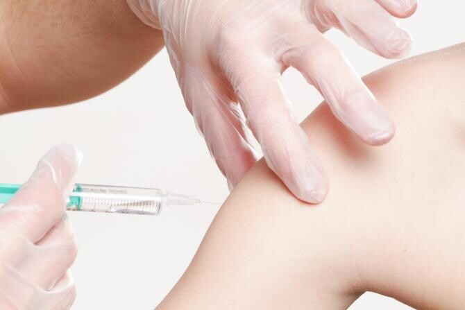 Un bărbat a bătut o asistentă pentru că a vaccinat-o  anti-COVID pe soția lui fără să-i ceară permisiunea / Foto: Pixabay