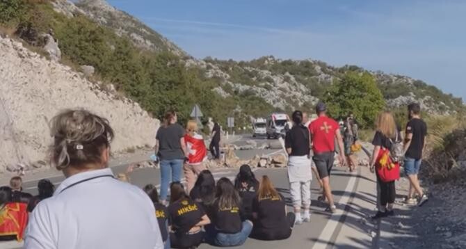 Mii de protestatari au blocat drumul pentru a bloca întronizarea noului mitropolit al Muntenegrului  /  Sursă foto: Captură Youtube 