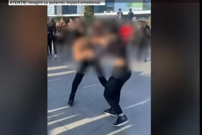 VIDEO - Două tinere și-au împărțit pumni și picioare pe terasa unui mall din Capitală / Foto: captură video Realitatea Plus