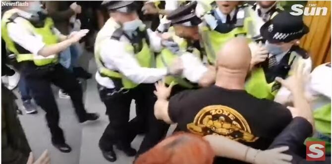 Ciocniri violente între polițiști și protestatarii anti-vacciniști, la Londra. 'Patru agenți au fost răniți' / Captură video The Sun YouTube