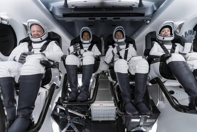 Pasagerii capsulei SpaceX povestesc cum îşi petrec timpul în spaţiu / Foto: Facebook Space X