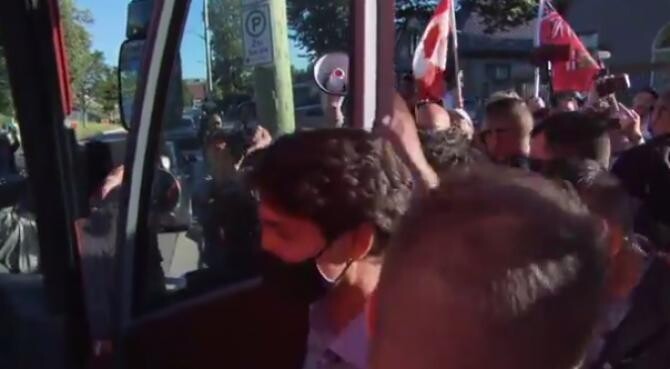 Justin Trudeau, premierul Canadei, atacat cu pietre la un miting electoral / Sursă foto: Captură Twitter, arhivă