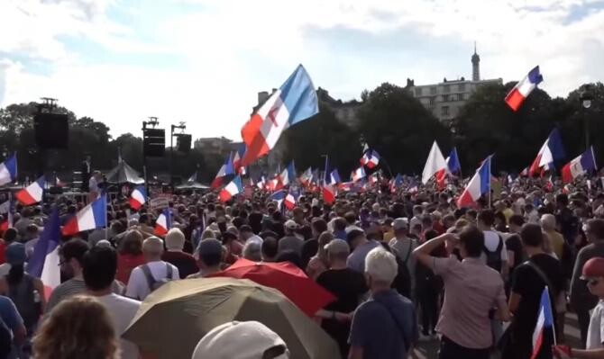 Manifestație la Paris. Se protestează împotriva pașaportului sanitar  /  Sursă foto: Captură YouTube 