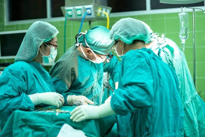 O pacientă, TAXATĂ suplimentar de medic pentru că a PLÂNS în timpul unei intervenţii chirurgicale / Foto: Pixabay