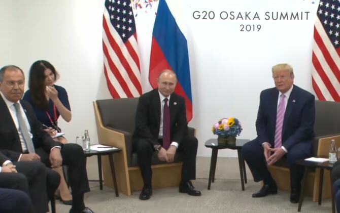 Putin a angajat o femeie atrăgătoare pentru a-i distrage atenția lui Trump la o întâlnire din 2019  /  Sursă foto: Captură YouTube 