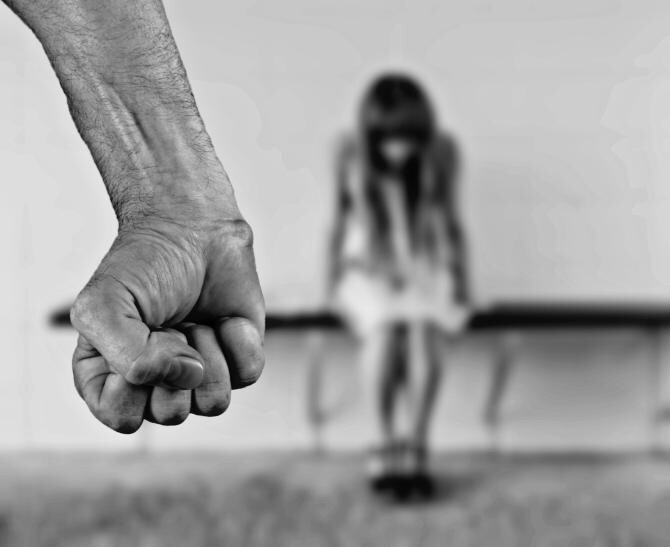 Un tânăr de 21 de ani din Sălaj a intrat cu forța în locuința unei fetițe și a agresat-o sexual / Foto: Pixabay