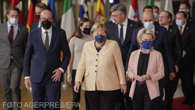 Președintele Consiliului European Charles Michel, cancelarul Germaniei Angela Merkel și președintele Comisiei Europene Ursula von der Leyen, la  fotografia de familie, care ar trebui să fie ultima a Angelei Merkel, în timpul  summit-ului UE la Bruxelles. 