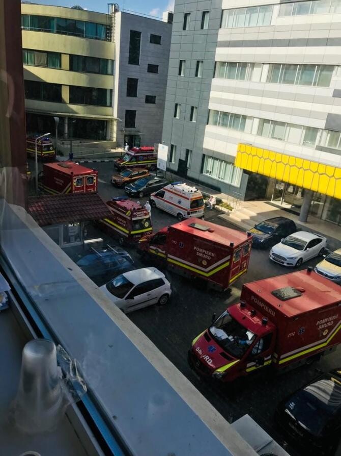 Facebook - Mihaela Misha Georgescu / Medicul Adrian Marinescu: „Sunt ambulanțe care așteaptă de aseară”. Curtea Institutului „Matei Balș” ocupată de autospeciale
