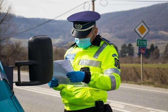 Veste proastă pentru șoferi. Amenzile de circulație s-ar putea DUBLA în 2022, după creșterea salariului minim / Foto: Facebook Poliția Română