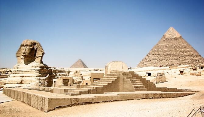 Statui gigantice reprezentând capete de berbeci, de pe vremea bunicului lui Tutankhamun, descoperite în Egipt / Foto: Pixabay