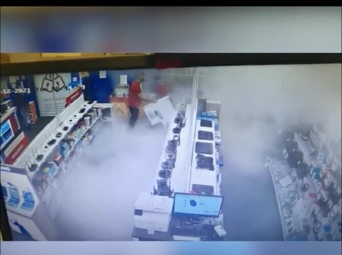 O femeie a dat foc unui raft cu produse într-un mall din Capitală / Foto: Caprură video Realitatea Plus