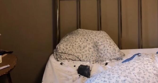În miez de noapte, o femeie s-a trezit cu un meteorit în pat. Roca a străpuns acoperișul și tavanul și s-a oprit pe pernă   /  Sursă foto: Captură Youtube