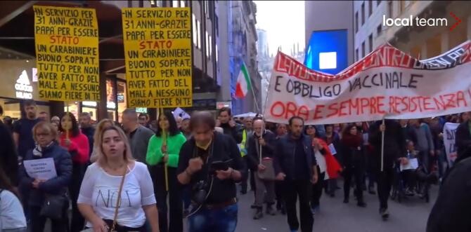 Protest de amploare în Milano, Italia, contra 'certificatului verde'   Captură Video Local Team Facebook