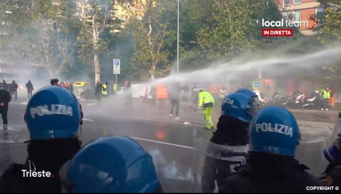Proteste masive în Trieste, Italia, împotriva certificatului verde Covid. Ciocniri violente între manifestanți și polițiști / Captură VIDEO