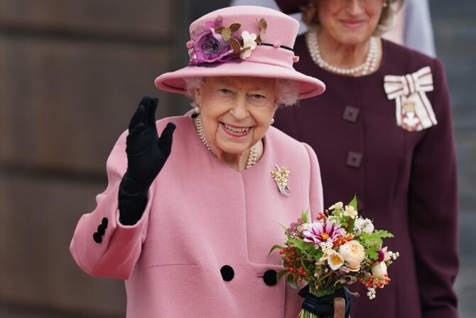 Regina Elisabeta a II-a a Marii Britanii a fost surprinsă în timp ce îi critica pe liderii lumii   /   Sursă foto: Facebook The Royal Family