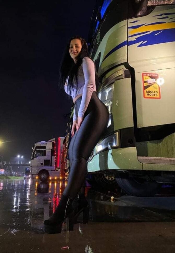 Ea a fost aleasă cea mai frumoasă şoferiţă de TIR din România. Are 27 de ani și este licențiată în Drept / Foto: Facebook Ilie Matei "Omul soselelor"