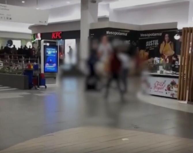 Vestul Sălbatic' la un mall din Cluj. BĂTAIE între agenții de pază și un tânăr care a vrut să intre în zona food court fără certificat de vaccinare / VIDEO