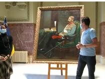 Un tablou cu Regele Ferdinand, descoperit din întâmplare după ce a stat peste 70 de ani într-un depozit, expus la Alba Iulia / Foto: Captură video MNU Alba Iulia