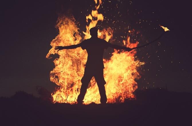 Un bărbat din Prahova și-a dat foc în curtea casei sale / Foto: Pixabay