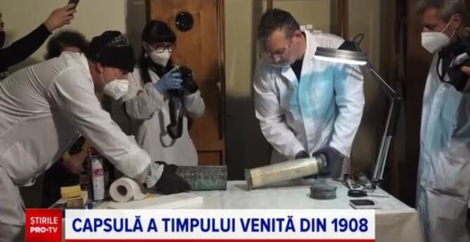 Capsulă a timpului, veche de peste 100 de ani, deschisă la Târgu Mureș. Ce era în interior / Foto: Captură video Pro TV
