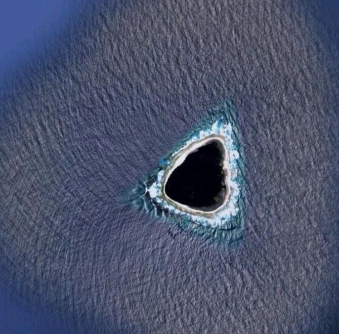 Controversa momentului. Ce este triunghiul negru din mijlocul Pacificului, surprins de Google Maps. "Nu seamănă deloc cu o insulă” / Foto: Google Maps