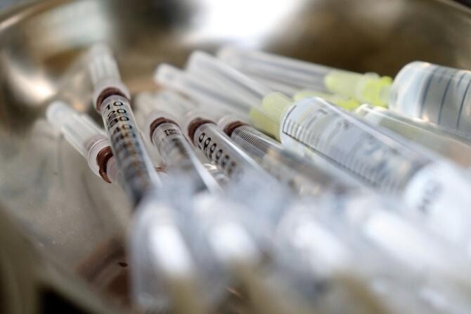 Grecii au făcut cozi la centrele de vaccinare anti-COVID, după ce guvernul a impus noi restricții pentru nevaccinați / Foto: Pixabay