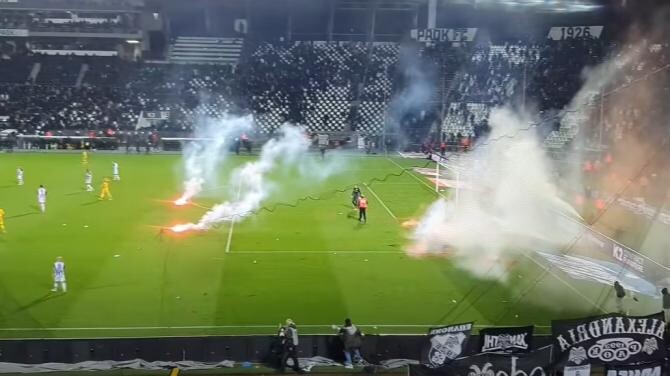Suporterii au făcut haos la un meci din Grecia. Răzvan Lucescu și-a asumat situația tensionată: Eu sunt vinovat  /  Sursă foto: Captură YouTube 