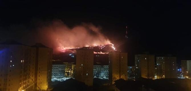 Incendiu URIAȘ pe Muntele Pietricica. Focul se apropie de case / Foto: ISU Piatra Neamț