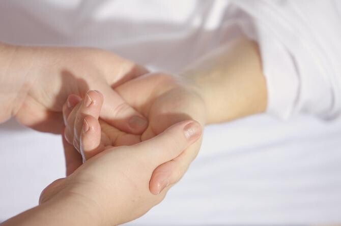 Durerea la mâna stângă. Ce probleme de sănătate ar putea anunța / Foto: Pixabay