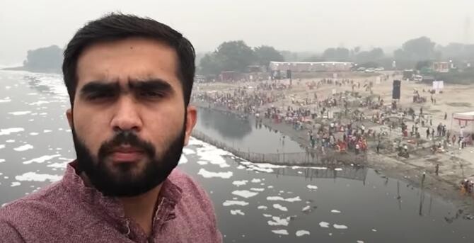 Spuma toxică a acoperit un râu sacru din India, însă hindușii se scaldă în el, ca să se „purifice”  /  Sursă foto: Captură YouTube 