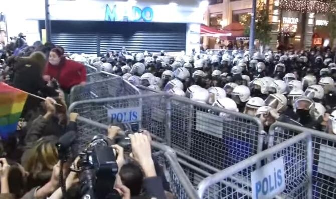 Manifestații în Turcia. Poliția a tras cu gaze lacrimogene în niște femei care protestau   /   Sursă foto: Captură YouTube 