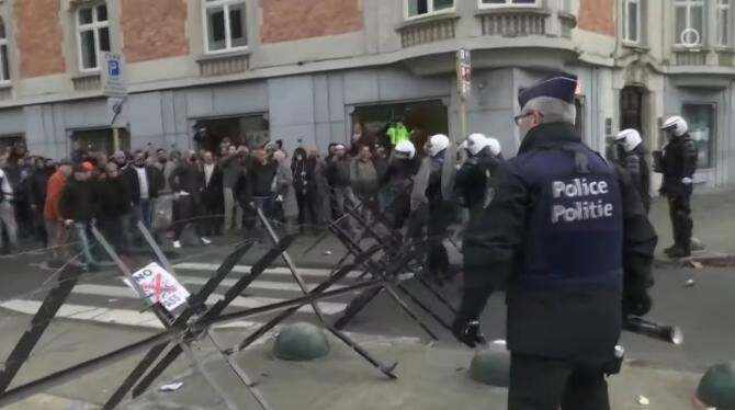 Protest violent anti-restricții la Bruxelles. Război stradal între manifestanți și polițiști / Video