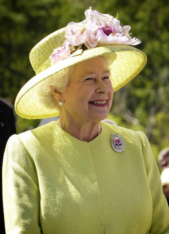 egina Elisabeta a II-a, surprinsă zâmbind / Imagine de WikiImages de la Pixabay