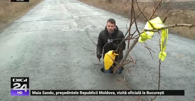Drumul din România în care poți intra în groapă până la brâu  / Foto: Captură video Digi24
