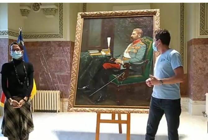 Un tablou cu Regele Ferdinand, descoperit din întâmplare după ce a stat peste 70 de ani într-un depozit, expus la Alba Iulia / Foto: Captură video MNU Alba Iulia