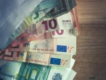 Un grup infracțional cu ramificații în România și Italia a deturnat aproape 1 milion de euro din fonduri UE / Foto: Markus Spiske - Pexels