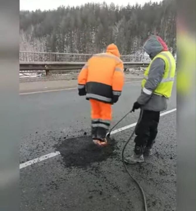 Muncitorii asfaltează un drum din Prahova cu PICIOARELE / Foto: Captură video Youtube