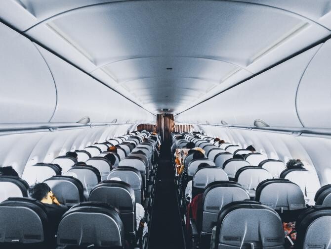 O actriță din celebrul film Baywatch a pălmuit un pasager la bordul unui avion / Sursă foto: Pexels
