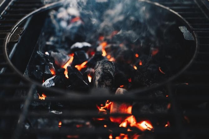 Secretul unui grătar perfect. De ce să pui SARE peste cărbunii încinși, plus alte 3 trucuri pe care nu le știai / Foto: Pixabay