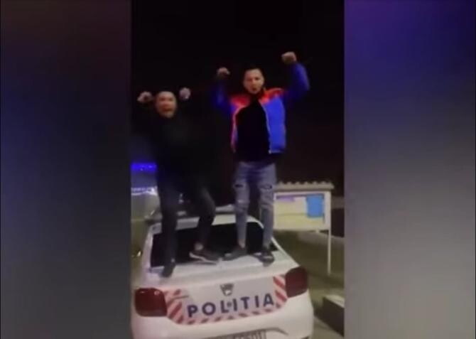 Dans pe mașina poliției, isprava a doi tineri din Vrancea / Foto: Captură video Realitatea Plus