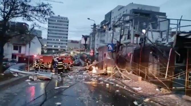 EXPLOZIE uriașă, urmată de incendiu, la o pensiune din Cluj. Cel puțin patru răniți și un mort / Foto: Captură video