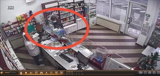 Borsetă cu peste 12.000 de euro, uitată într-o farmacie din Sibiu. Poliția o caută pe femeia care a luat-o  / Foto: Captură video Youtube