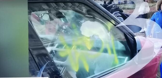 Mașină vandalizată la Parlament/ foto Antena 3