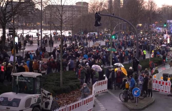 Noi proteste contra politicii guvernamentale anti-Covid au avut loc în numeroase oraşe din Germania - Video   /  Sursă foto: Captură YouTube 