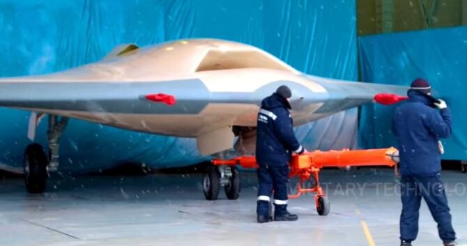 Rusia a prezentat publicului „Vânătorul”, ultimul model de dronă militară invizibilă   /   Sursă foto: Captură YouTube 