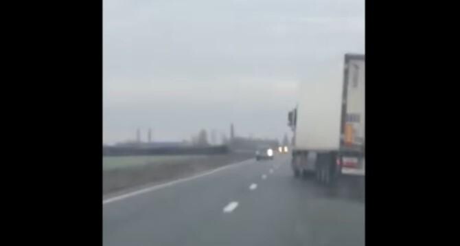 Conducea haotic și era să producă o tragedie. Șofer de camion din Belarus, prins băut pe o șosea din Bihor   /  Sursă foto: Captură YouTube 